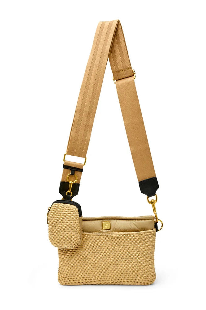 DOWNTOWN CROSSBODY de rafia beige con correa y bolsillo frontal con placa dorada