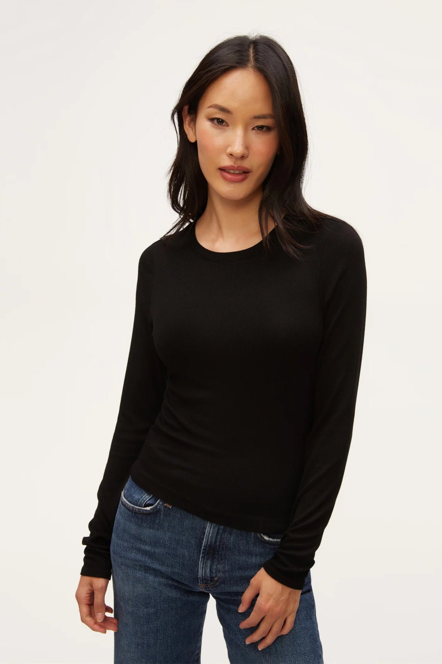 FINN CROPPED CREW NECK IN BLACK FRONT VIEW