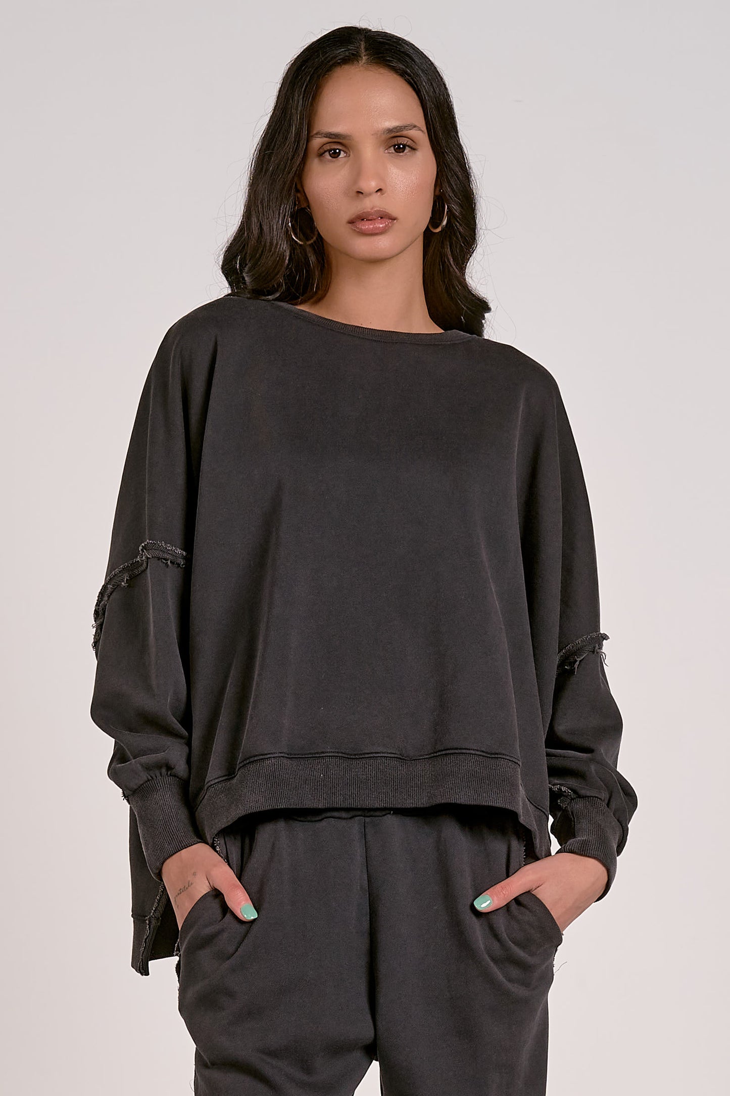 OVERSIZED CREWNECK SWEATSHIRT IN BLACK FRONT VIEW