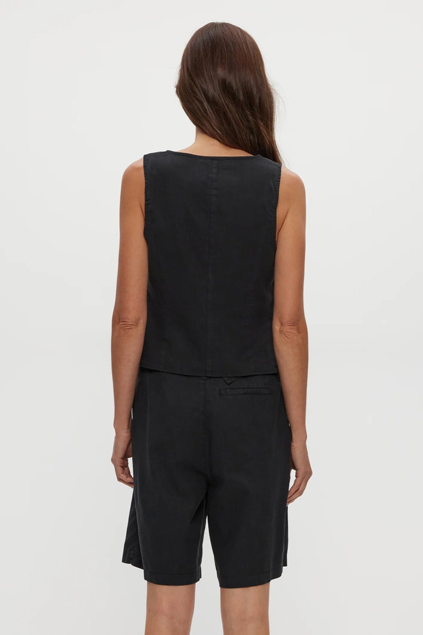 VELMA SHORT IN BLACK BACK VIEW