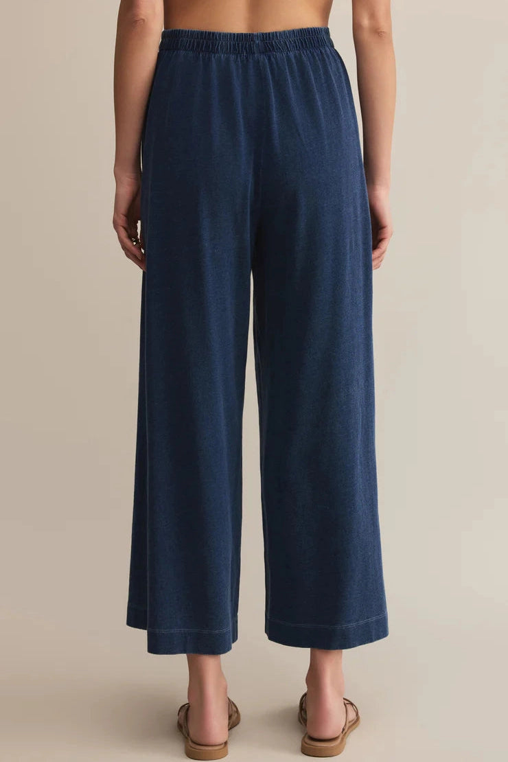 Jersey-Denim-Hose, dunkelblau, breites Bein, elastischer Bund, weich fließender Faltenwurf