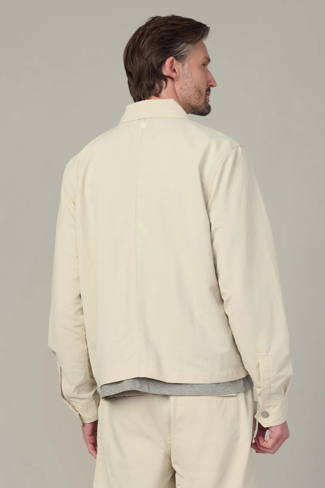 MODERN UTILARIAN ZIP SHIRT IN SUMMER SAND BACK VIEW