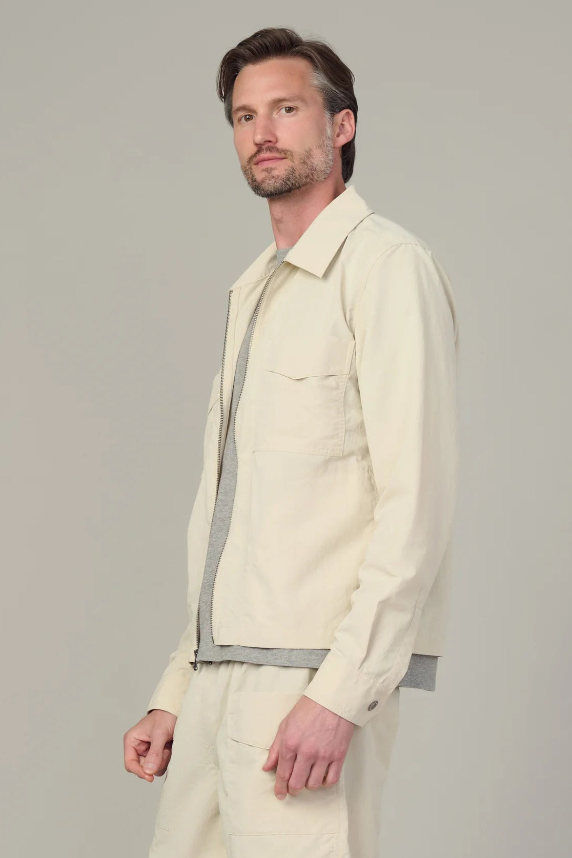 MODERN UTILARIAN ZIP SHIRT IN SUMMER SAND SIDE VIEW
