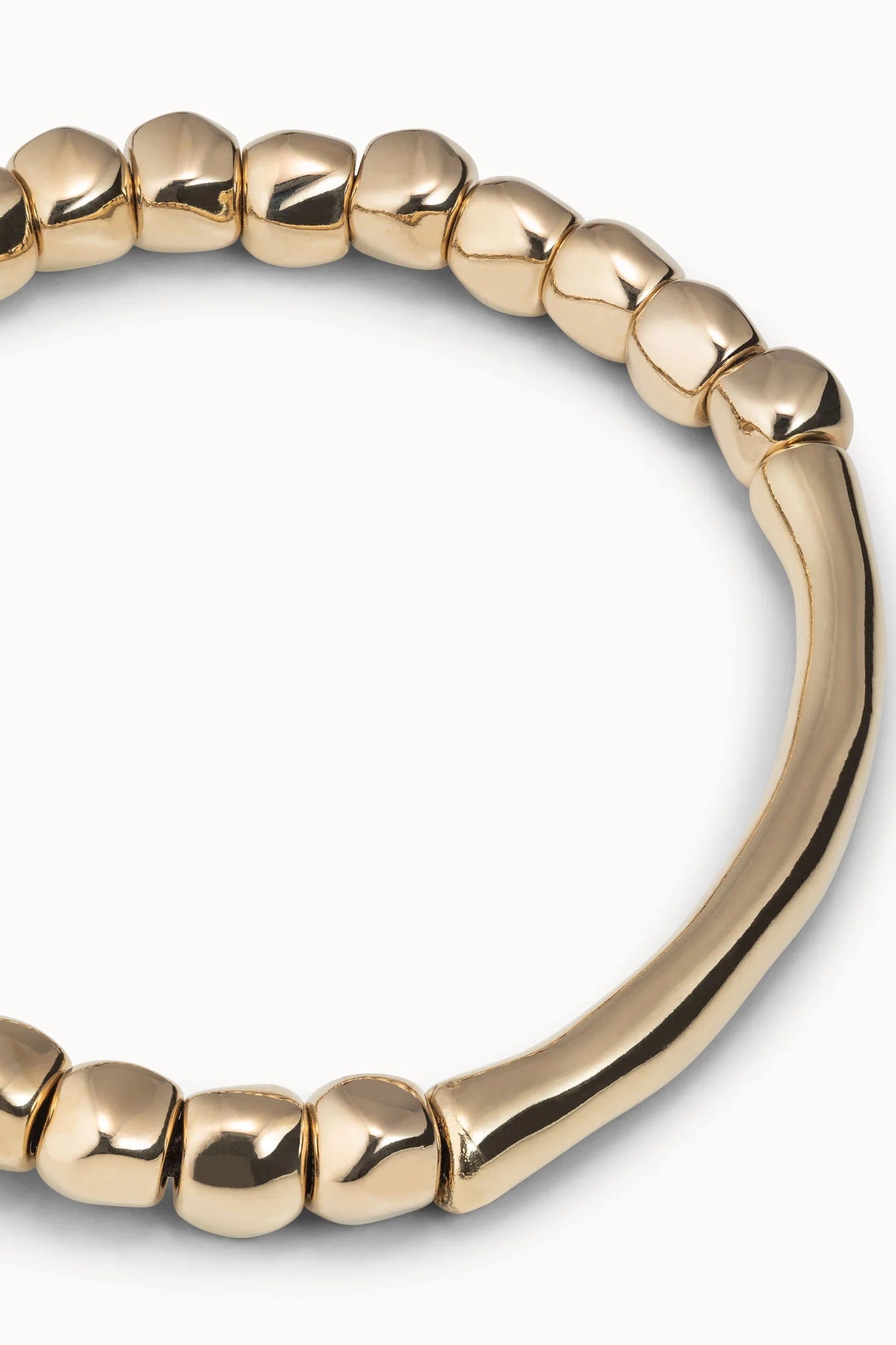 TRABEL BRACELET IN GOLD CLOSE UP VIEW