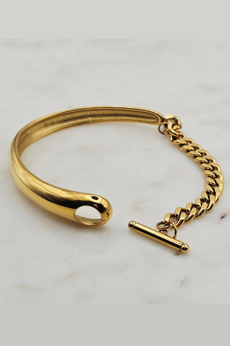 Chunky link bangle with moonstone in gold back clasp