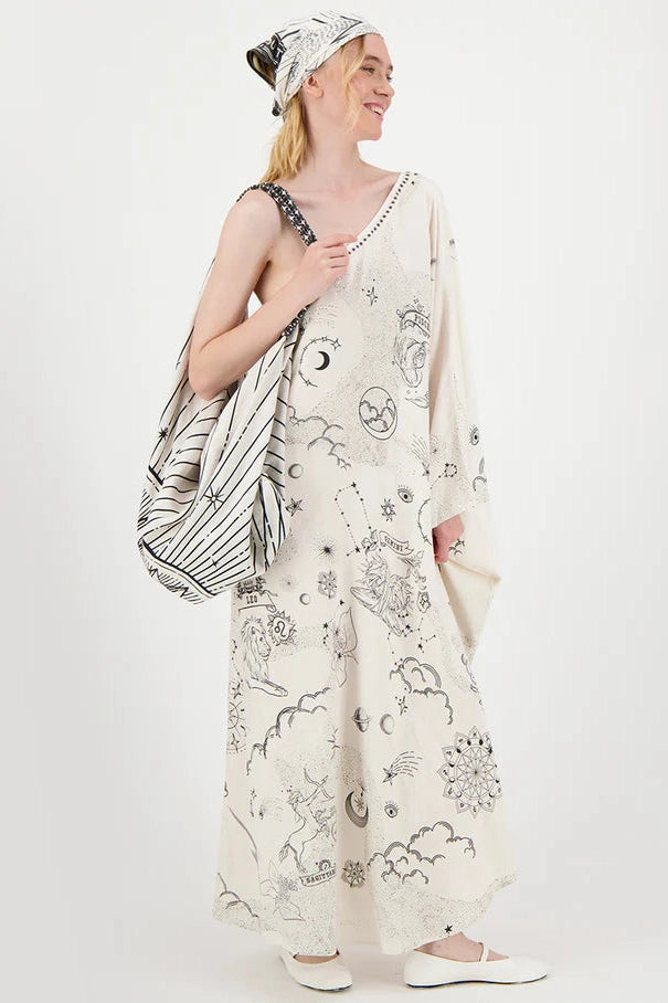 Headkerchief im Turban-Stil, weiß mit schwarzem Zodiac-Print, am Knoten gebunden