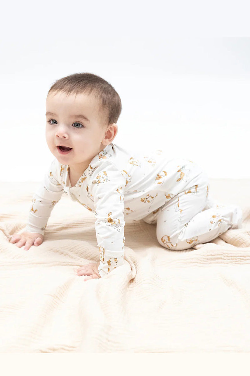 Baby im PRINTED ZIPPER FOOTIE: weißer Overall mit bunten Tierbildern und Reißverschluss