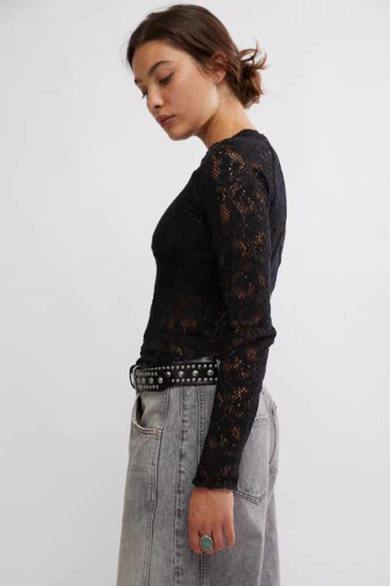 in the meadow tee in black side view