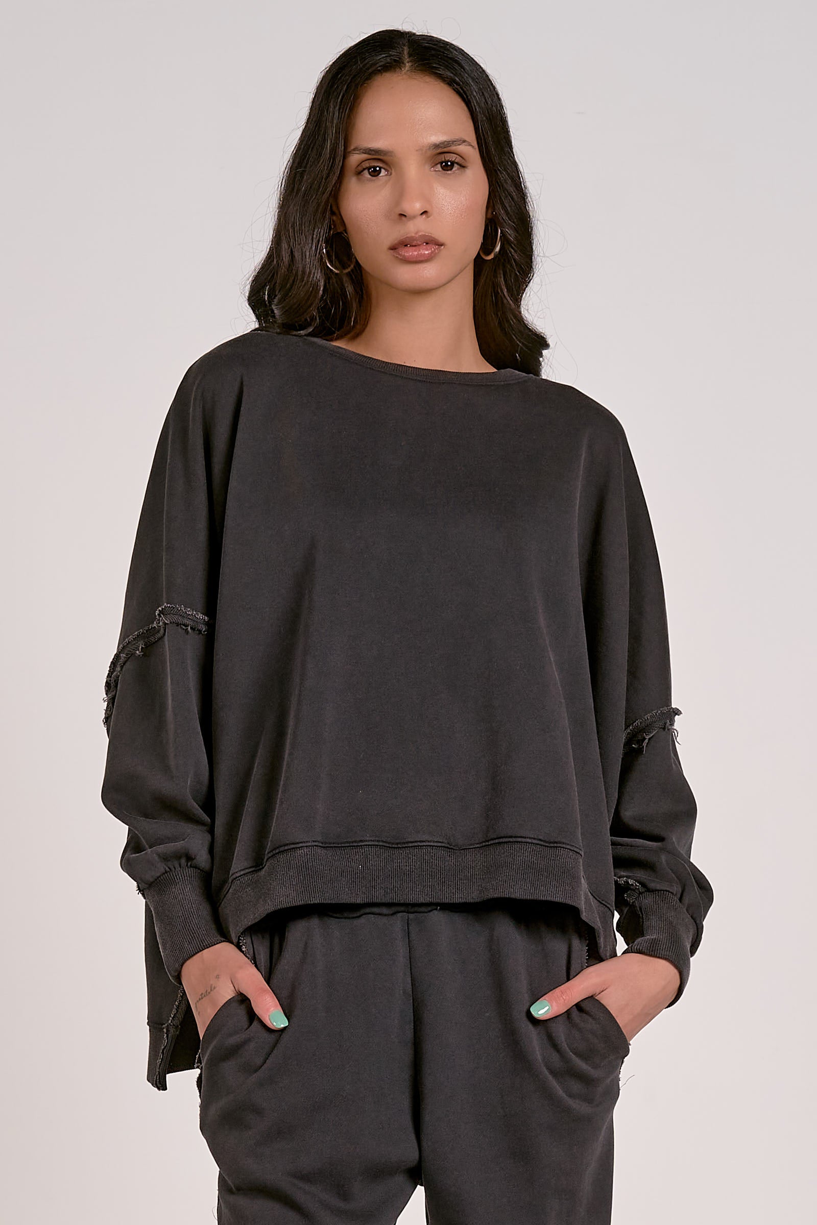 OVERSIZED CREWNECK SWEATSHIRT IN BLACK FRONT VIEW