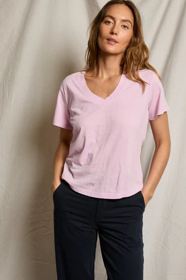 Sugar pink boxy V-neck tee with short sleeves, relaxed fit