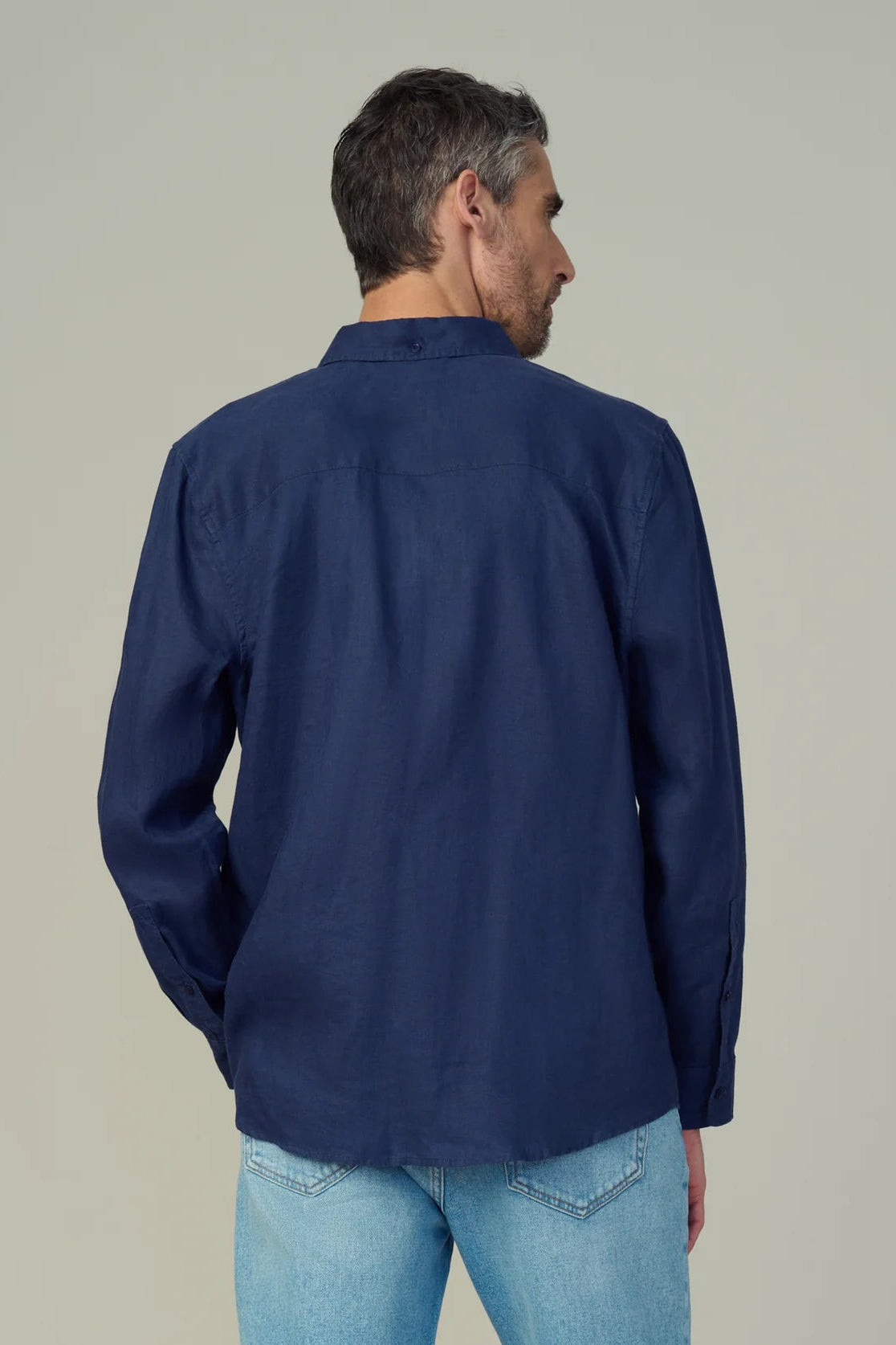 JAKOB LINEN SHIRT IN TRUE NAVY BACK VIEW