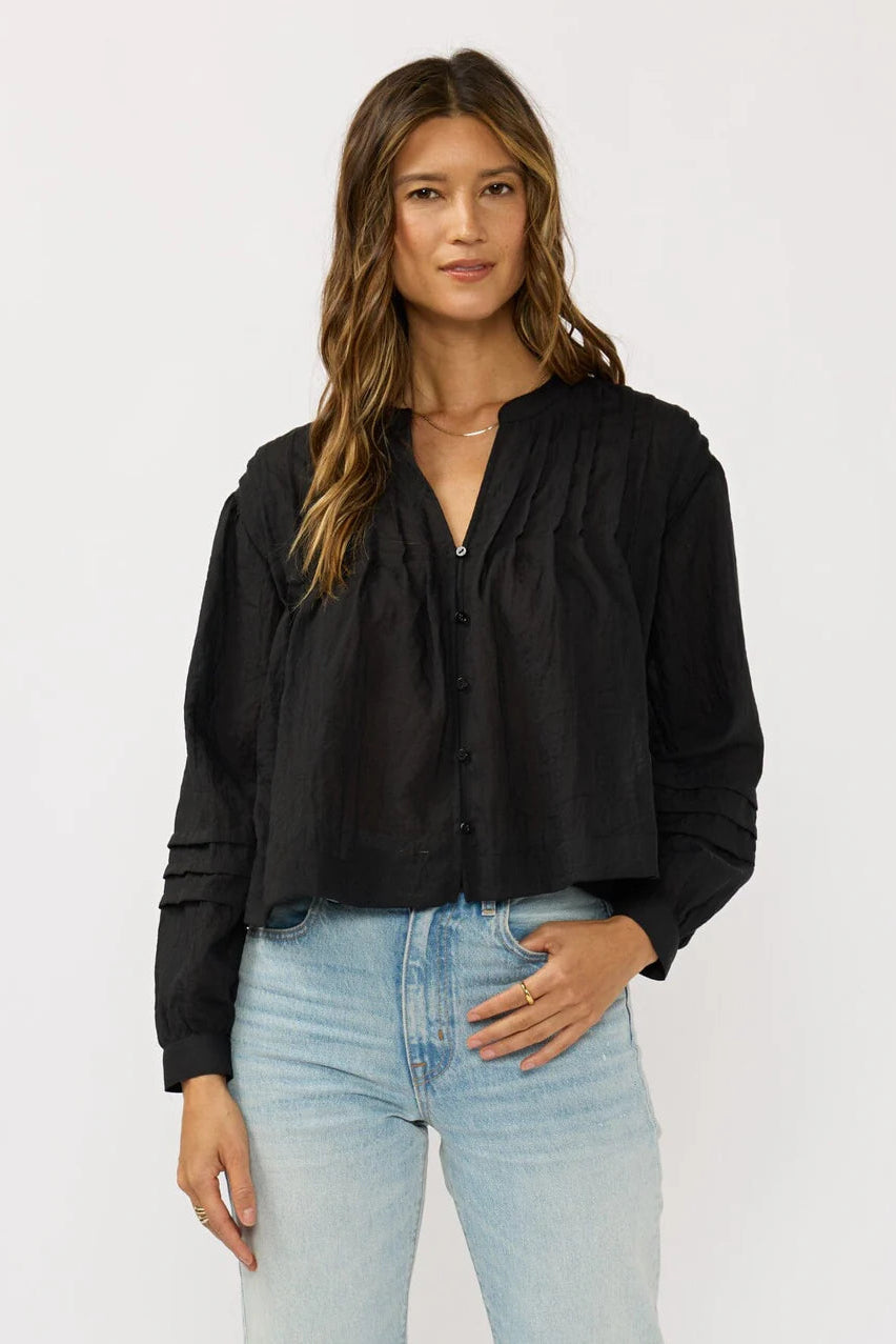 LONG SLEEVE BUTTON DOWN BLOUSE con pintucks, color black, frente con botones