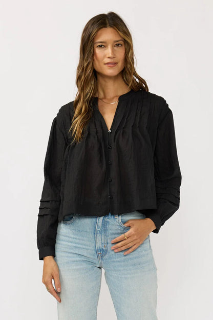 LONG SLEEVE BUTTON DOWN BLOUSE con pintucks, color black, frente con botones