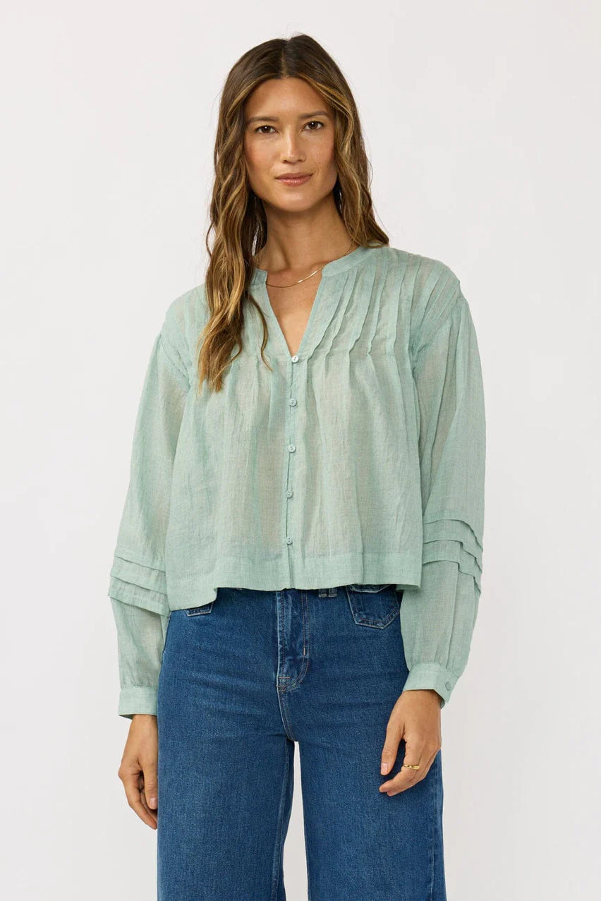 LONG SLEEVE BUTTON DOWN BLOUSE con pintucks, color dusty sage, frente con botones