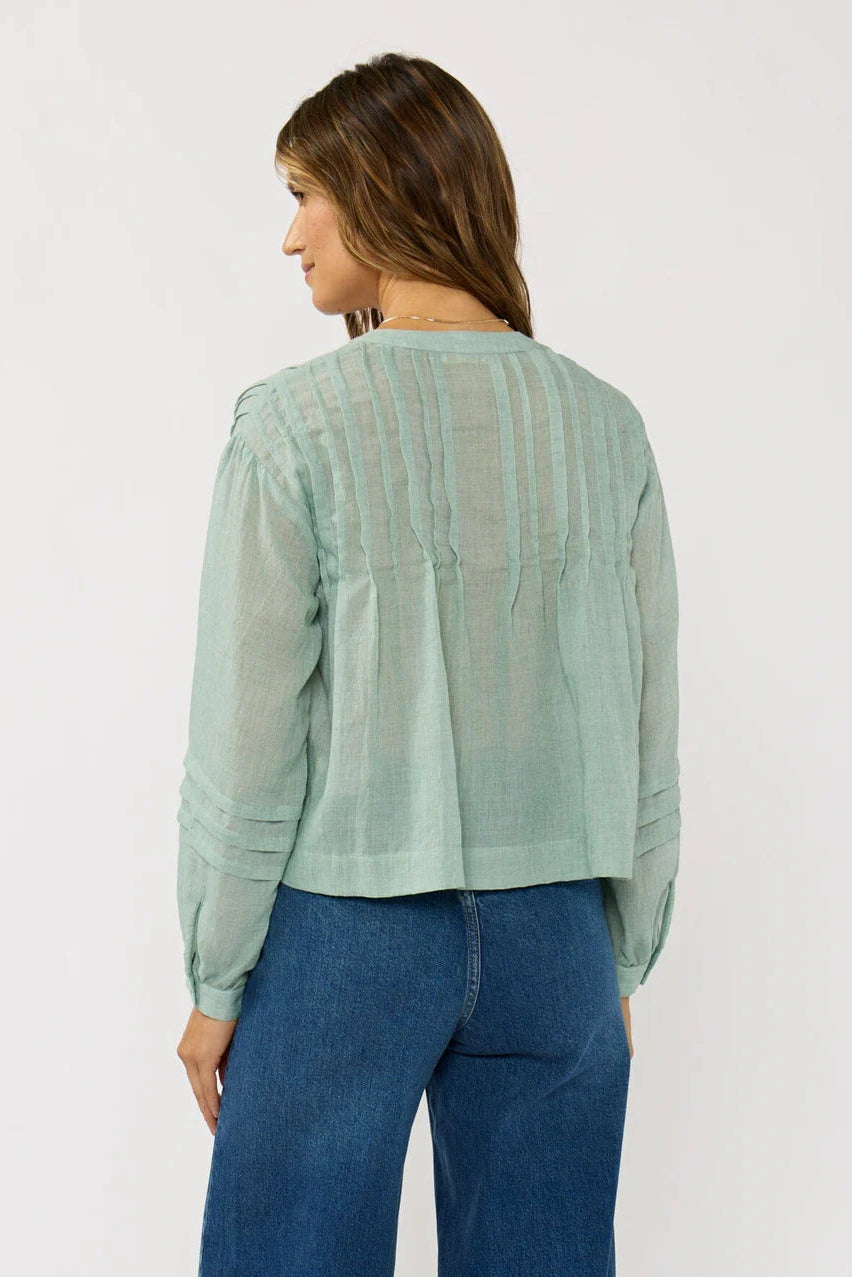LONG SLEEVE BUTTON DOWN BLOUSE con pintucks, dusty sage, vista posteriore