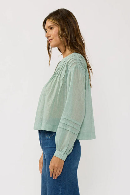 LONG SLEEVE BUTTON DOWN BLOUSE con pintucks, dusty sage, vista di profilo