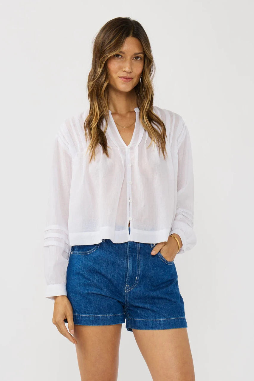 LONG SLEEVE BUTTON DOWN BLOUSE con pintucks, color white, frente con scollo a V e bottoni