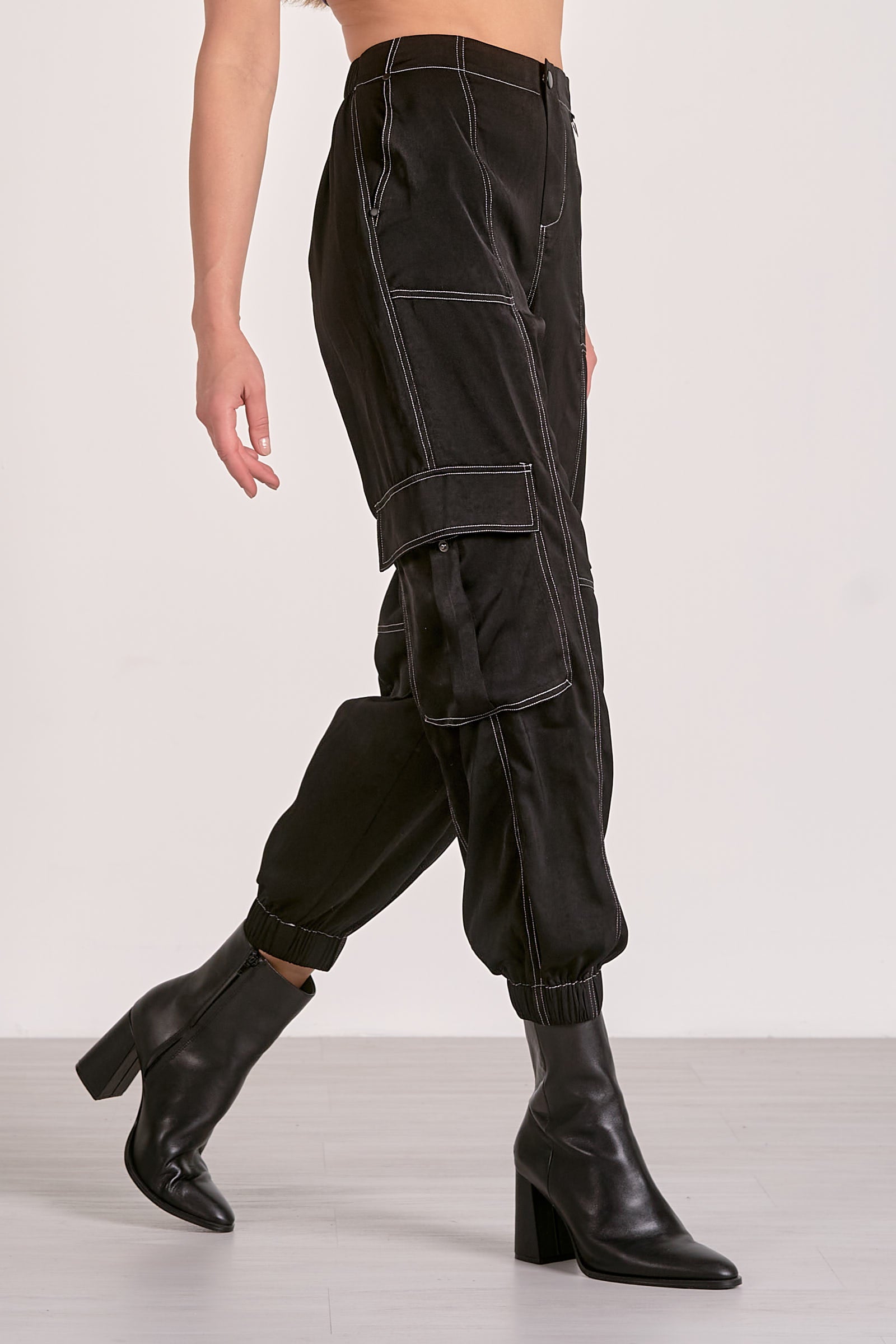 CARGO JOGGER PANT IN BLACK SIDE VIEW