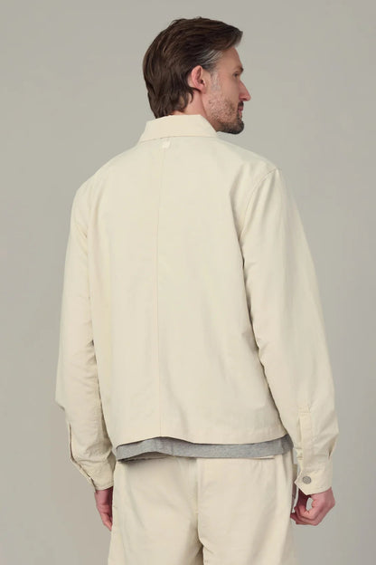 MODERN UTILARIAN ZIP SHIRT IN SUMMER SAND BACK VIEW