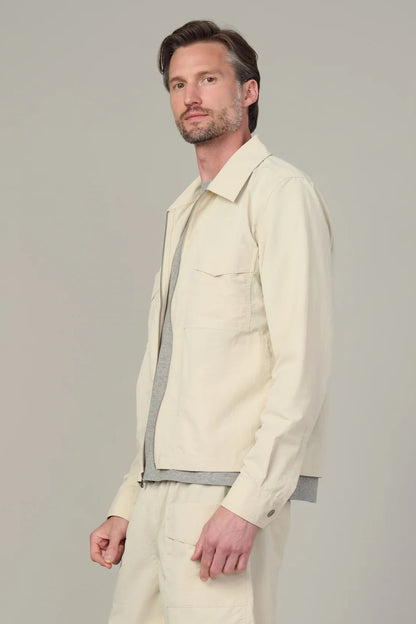 MODERN UTILARIAN ZIP SHIRT IN SUMMER SAND SIDE VIEW