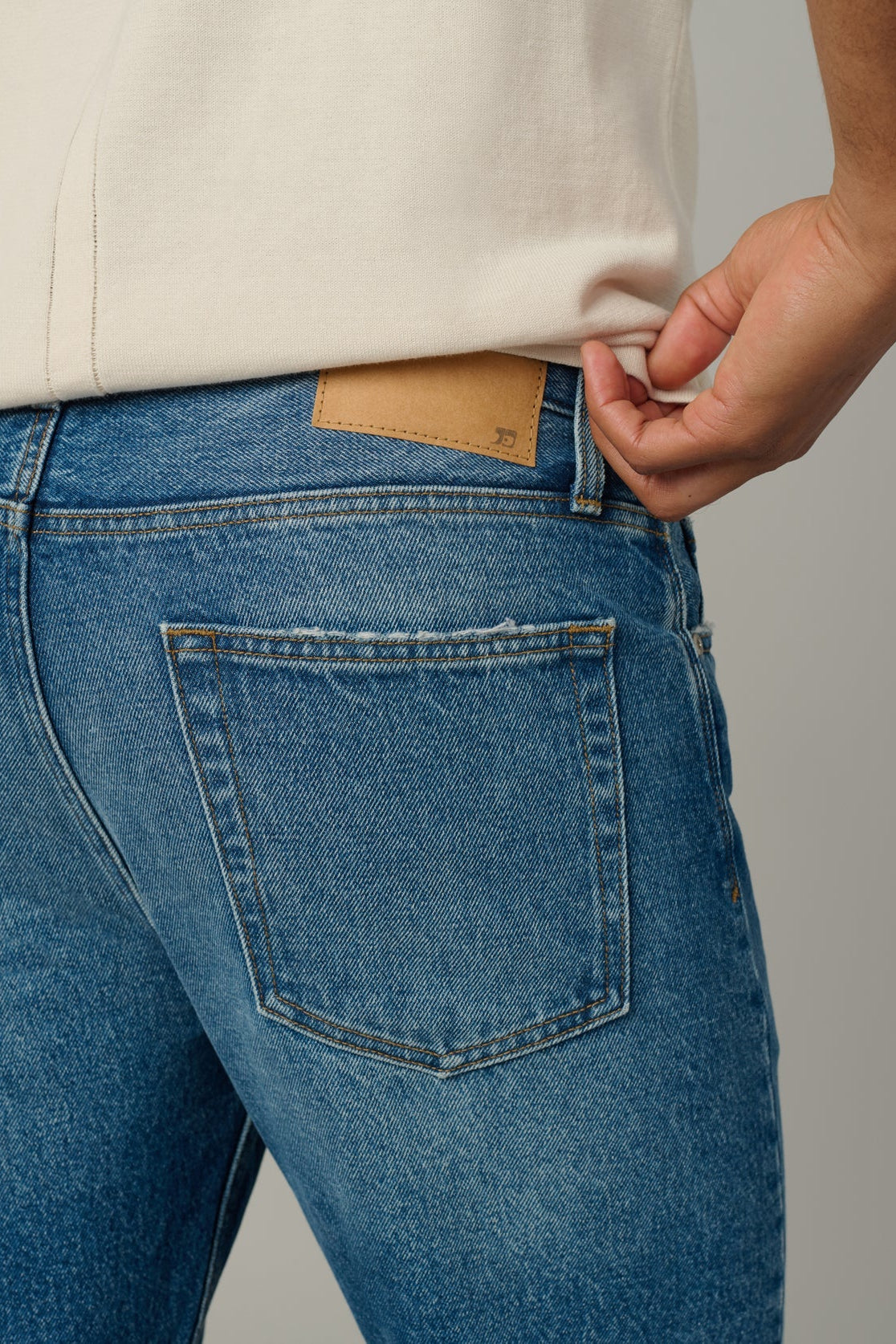 THE JOE 30" INSEAM IN CHAVES BACK CLOSE UP VIEW