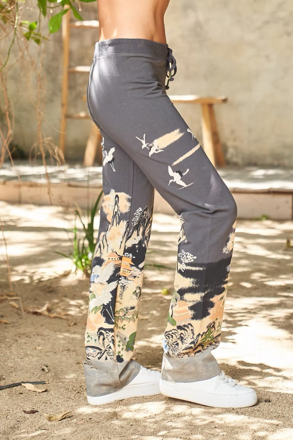 Cranes print pant in charcoal side view