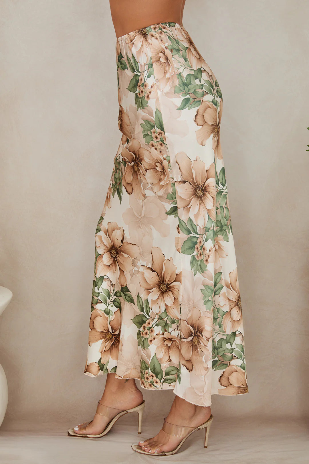 WILD HIBISCUS PRINT SKIRT IN BEIGE SIDE VIEW