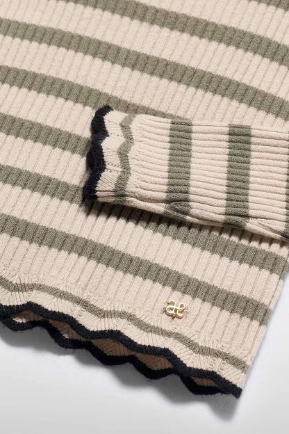 KNIT RIB TURTLENECK IN BEIGE/MARZIPAN DETAIL VIEW