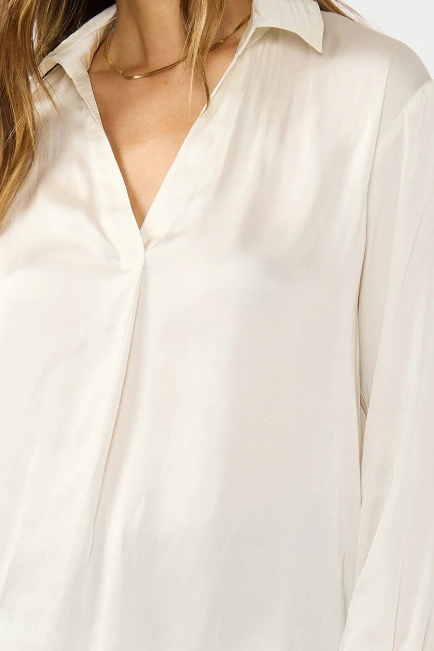LONG SLEEVE SPLIT NECK BLOUSE w/ COLLAR IN EGGSHELL CLOSEUP VIEW
