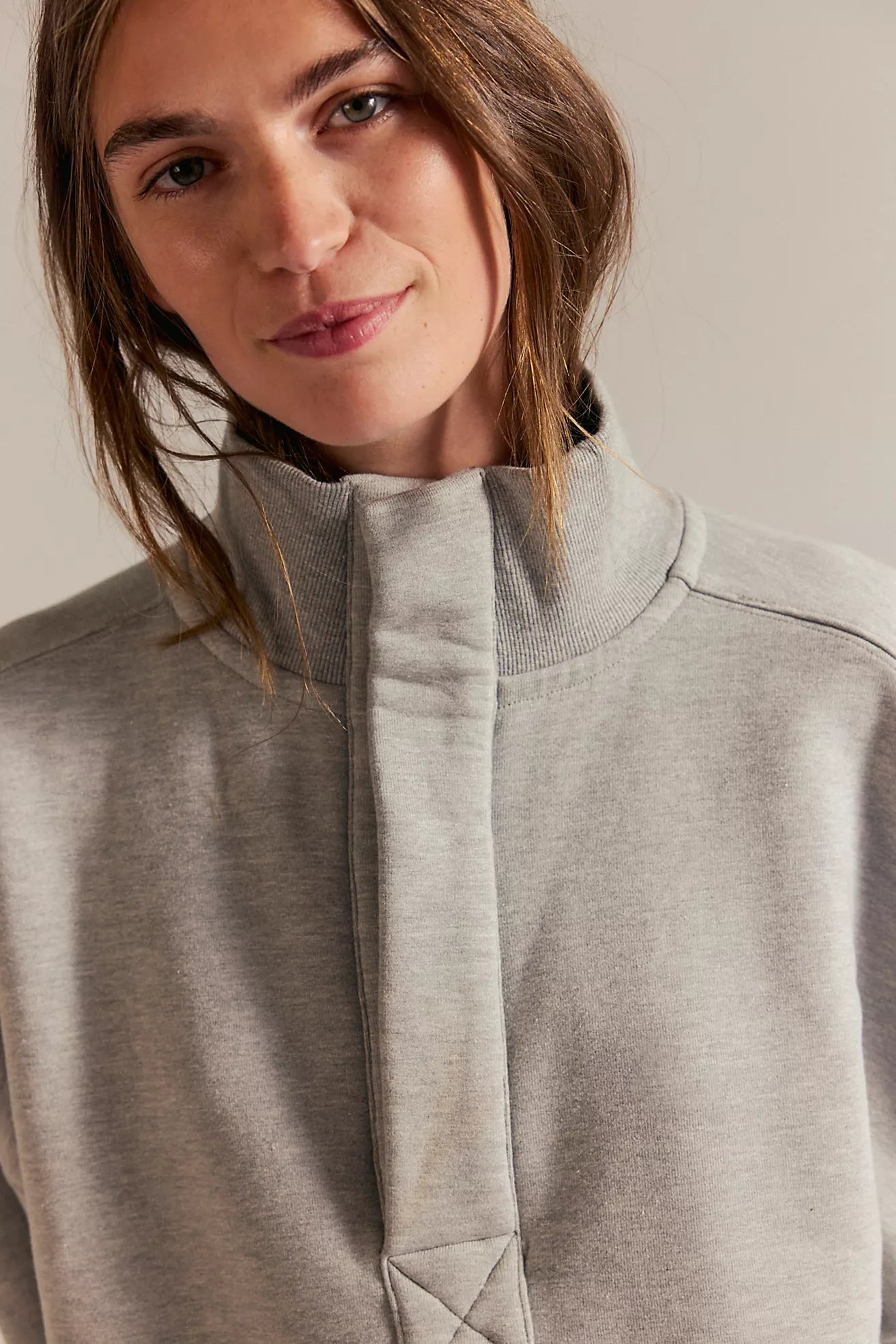 TIMELESS PULLOVER IN HEATHER GREY FRONT DETAIL VIEW