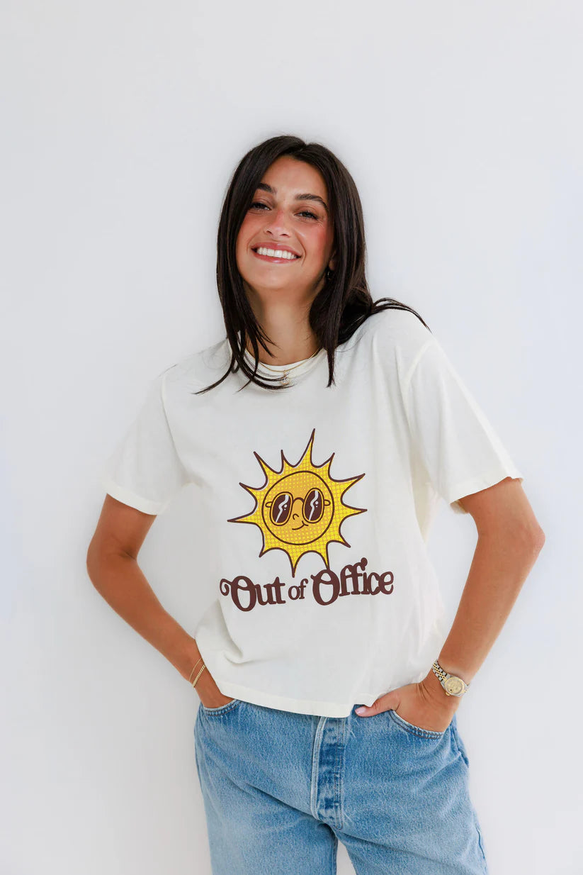 Everyday tee "out of office" with sun in off white