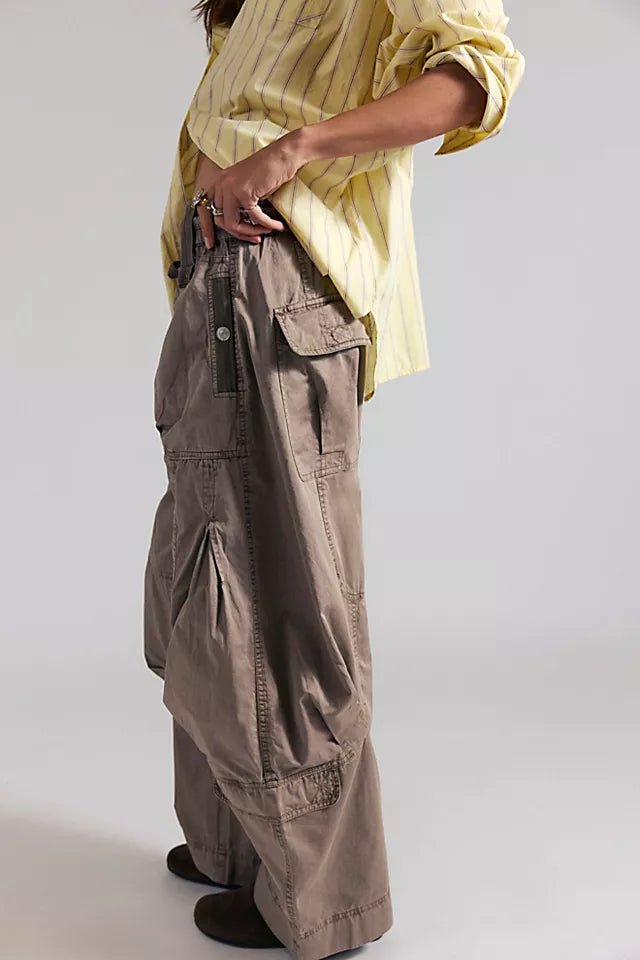 Onset parachute pant in dusted cocoa side view
