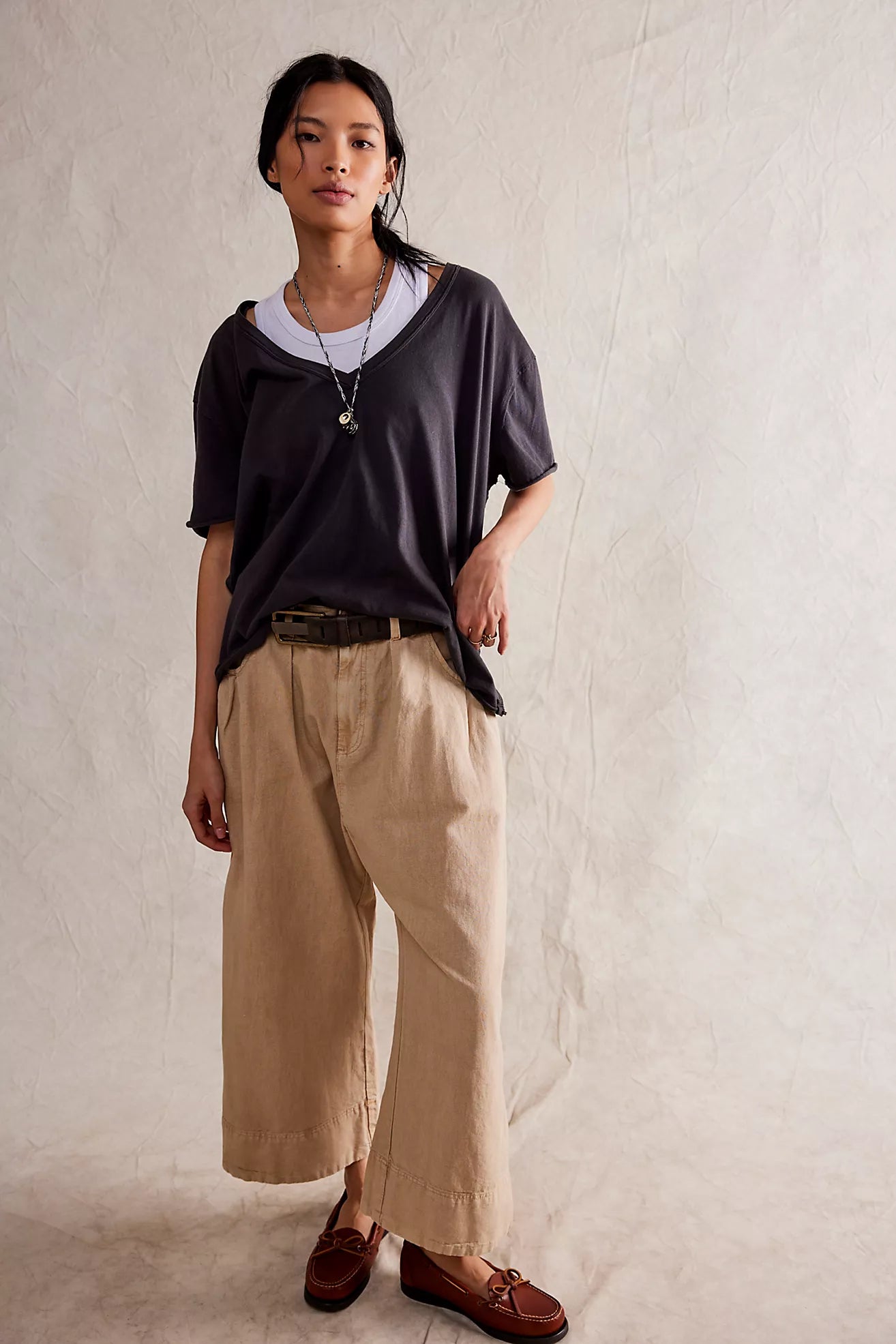 Black short-sleeve V-neck T-shirt with loose silhouette