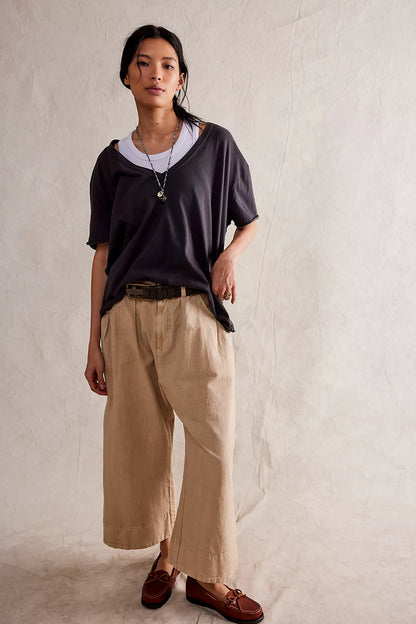Black short-sleeve V-neck T-shirt with loose silhouette