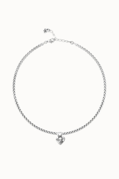 Short chainlink heart necklace in silver