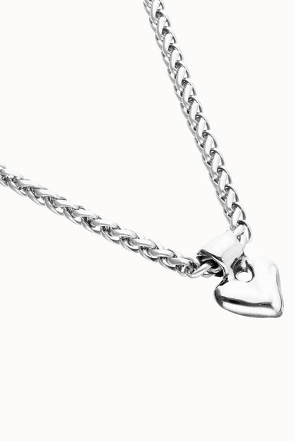 Short chainlink heart necklace in silver close up