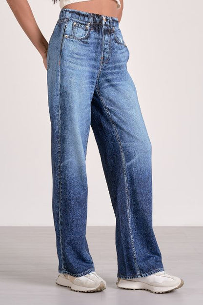 Loose jeans in denim wash front view