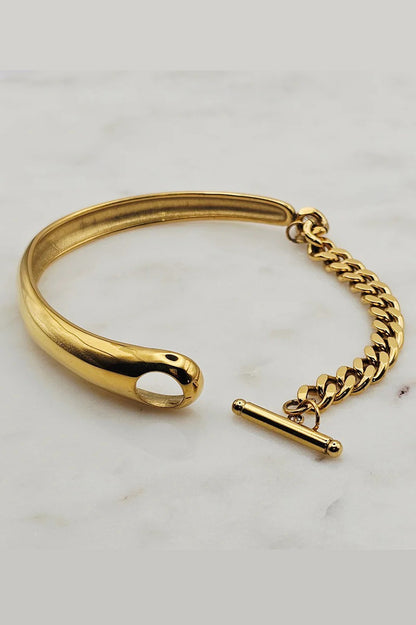 Chunky link bangle with moonstone in gold back clasp