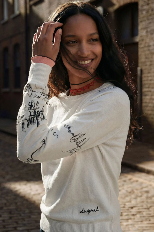 Fine jersey lettering sweater in crudo front view