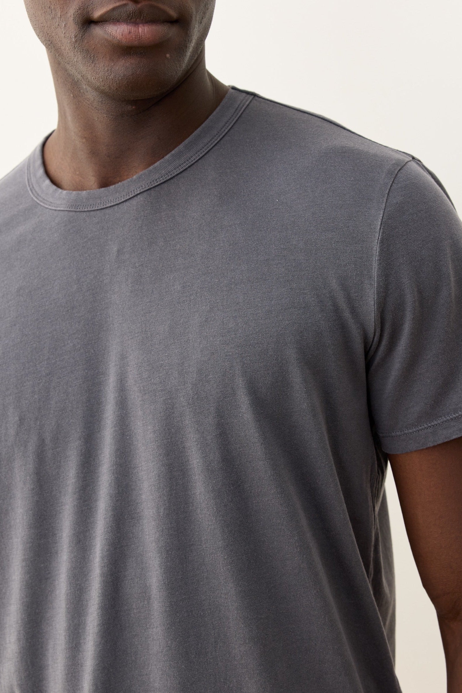 SIGNATURE CREW TEE IN ASPHALT FRONT VIEW