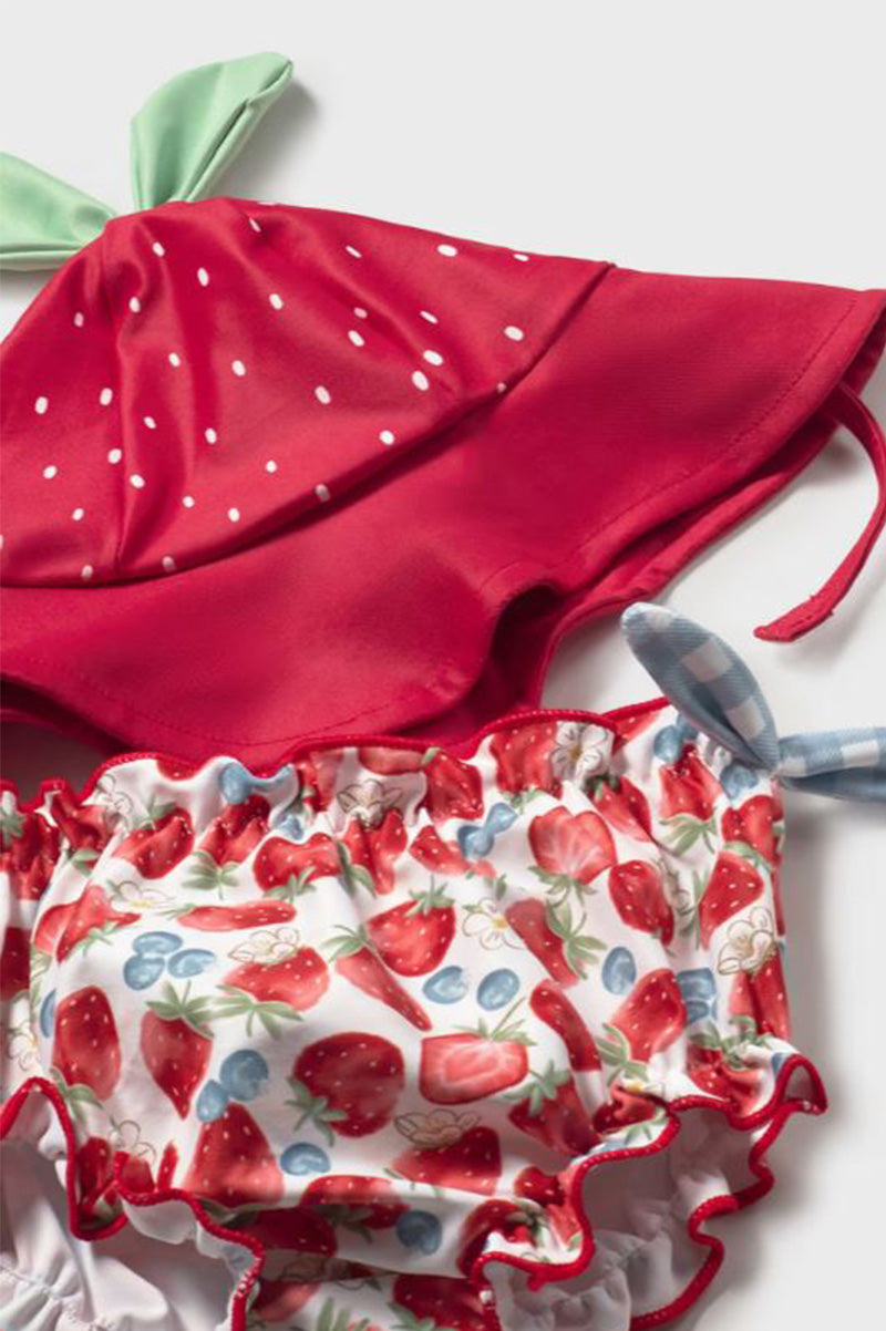 Gorro rojo y vestido de baño estampado de fresas con ribete rojo y cordón