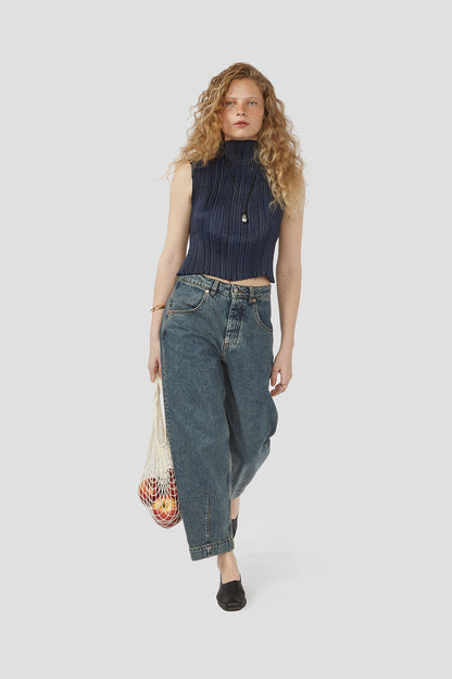 Denim trousers in dark wash, mid-rise waist with belt loops and cuffed hems
