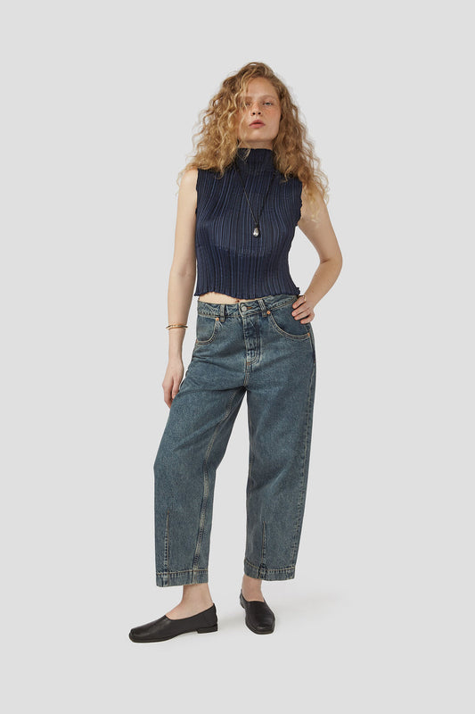 Denim trousers in dark wash, relaxed fit with wide straight legs and stitched seams