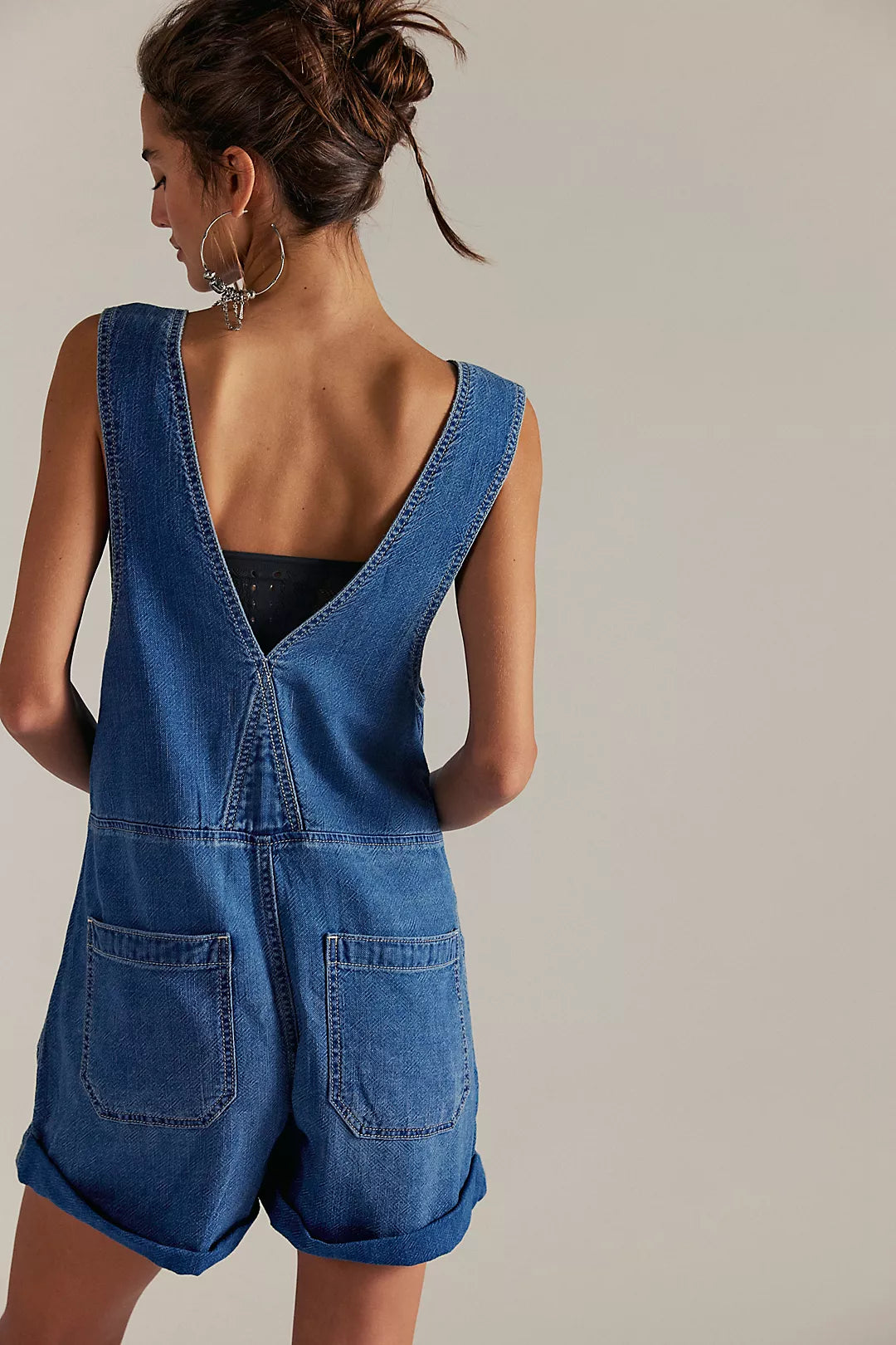 Rückansicht: Mid-Indigo Denim-Shortall mit V-Ausschnitt und Eingrifftaschen
