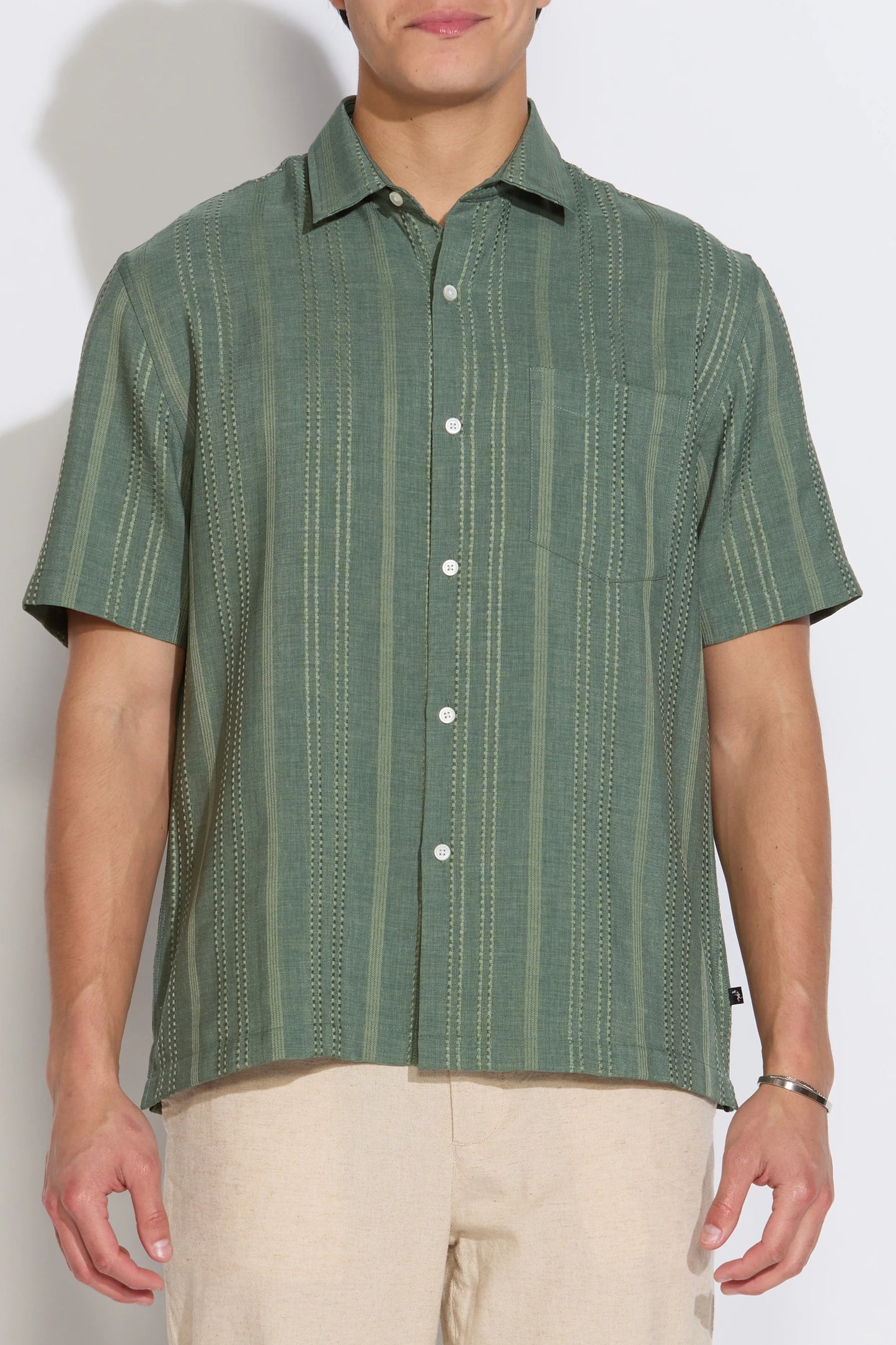 Bataraza short sleeve woven shirt in hunter green front view