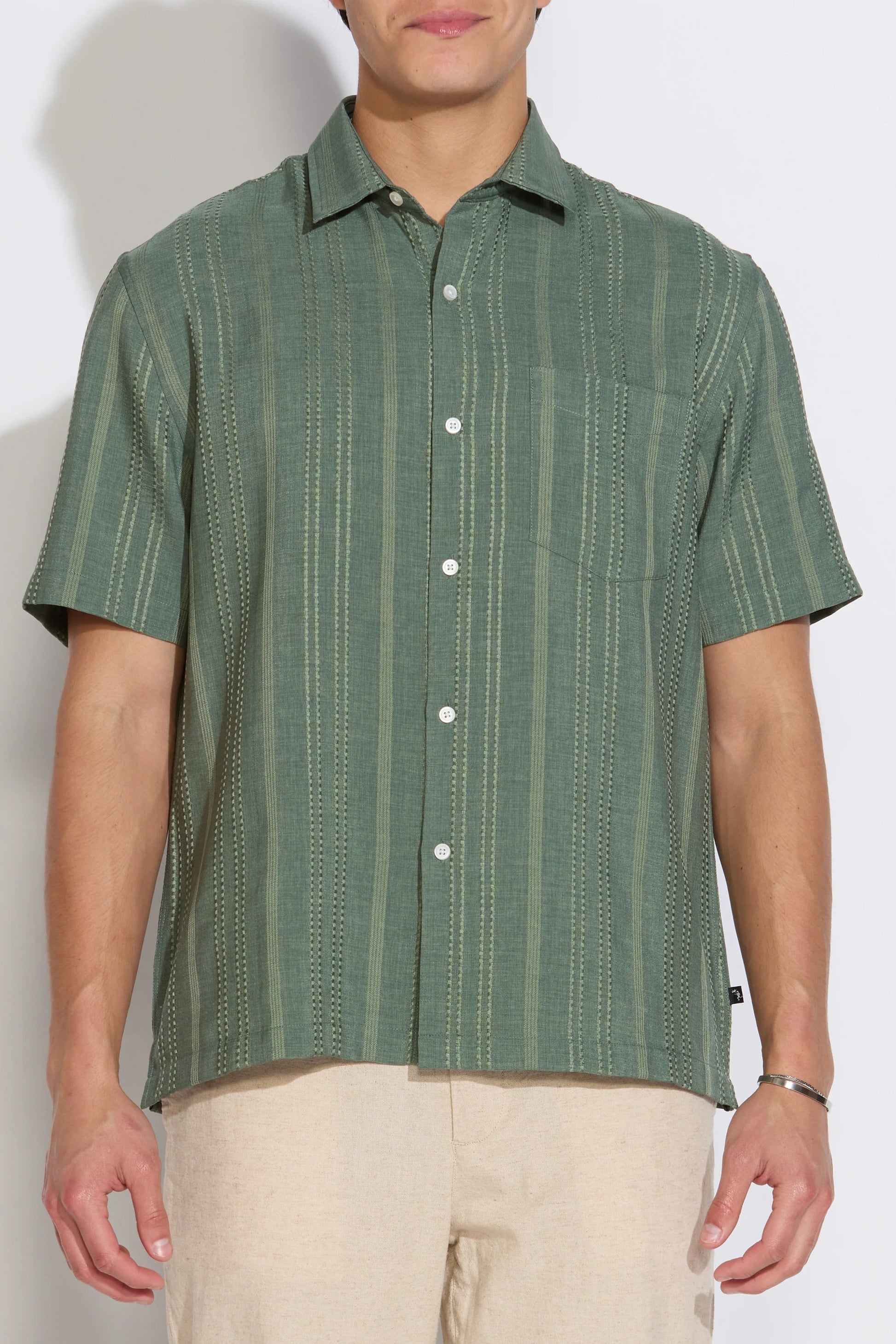 Bataraza short sleeve woven shirt in hunter green front view