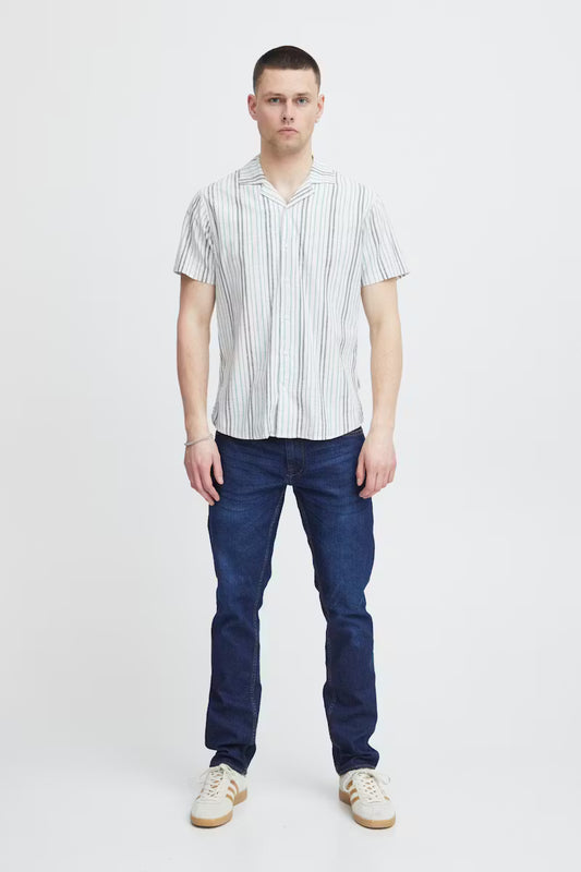 Men's short-sleeve button-down shirt with vertical thin stripes, point collar, buttons