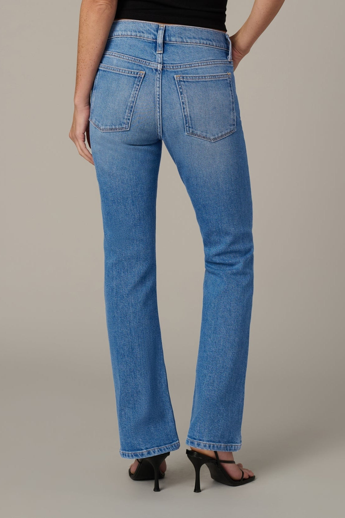 Petite light-wash denim jeans with two back pockets and clean straight waistband