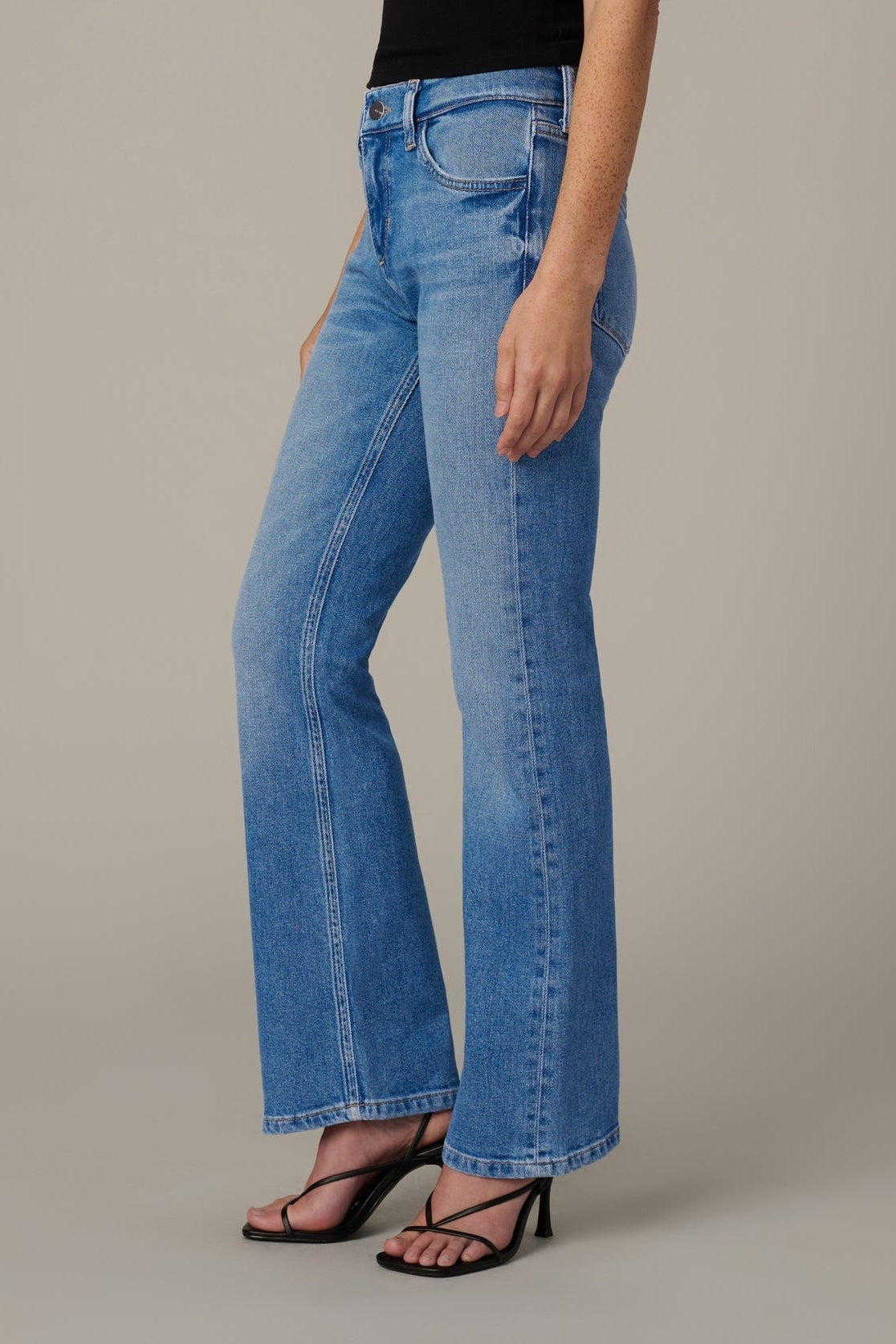 Petite light-wash denim jeans with flared leg and contrast seam detail