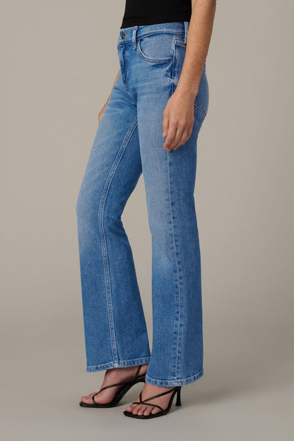 Petite light-wash denim jeans with flared leg and contrast seam detail